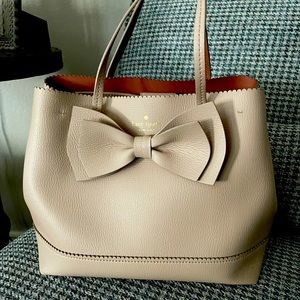 I love this purse. Like new. Got a new one. Approx. 12” x 9 1/2”x 6”